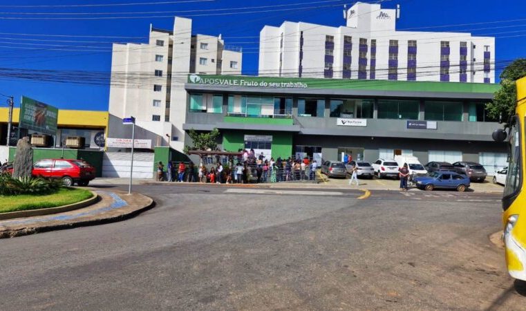 Última data de regularização do título eleitoral aglomera pessoas ao Cartório Eleitoral de Itabira
