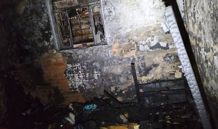 Casa pega fogo no bairro Campestre e Corpo de Bombeiros combate as chamas