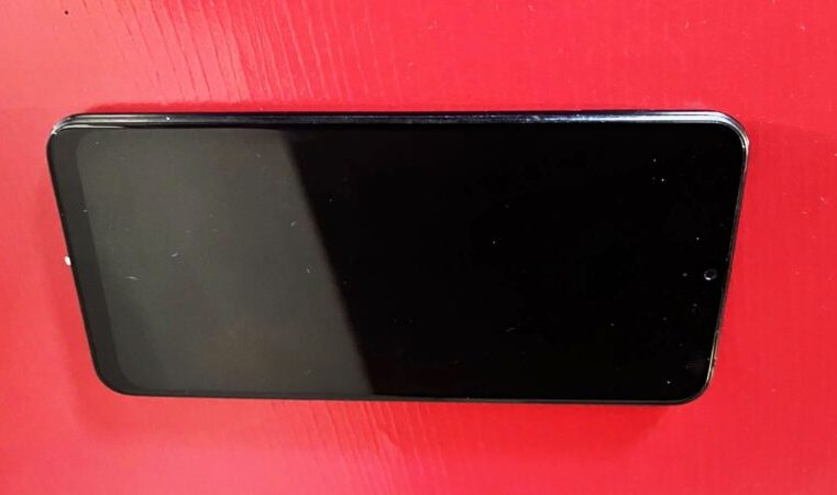 Uso prolongado do celular sobrecarrega o pescoço e leva à dor crônica, alerta especialista