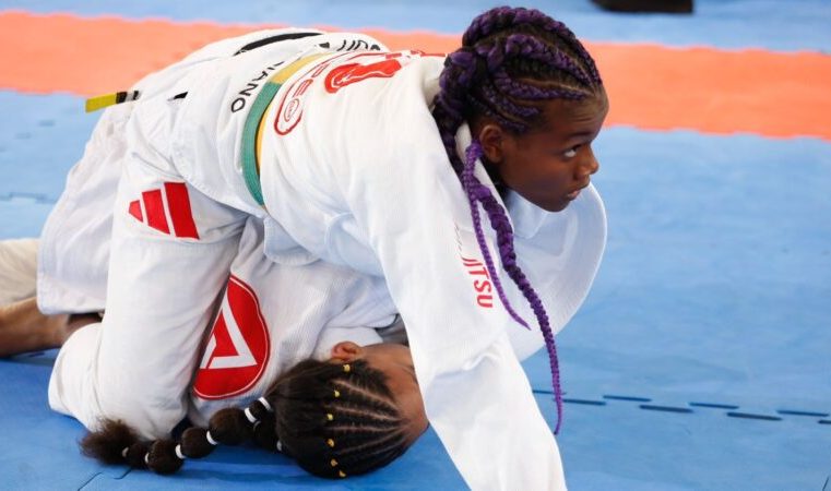 Juju Emiliano supera mal-estar e conquista cinturão no Campeonato de Jiu-Jitsu