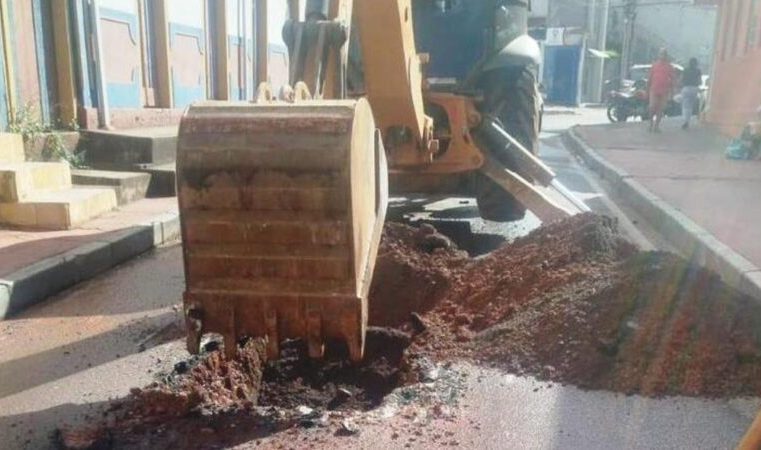 Rompimento de tubulação exige manutenção com interdição temporária na rua Tiradentes