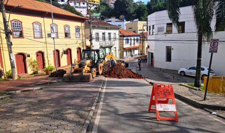 Trecho interditado na área bancária devido à correção de vazamento de grande porte