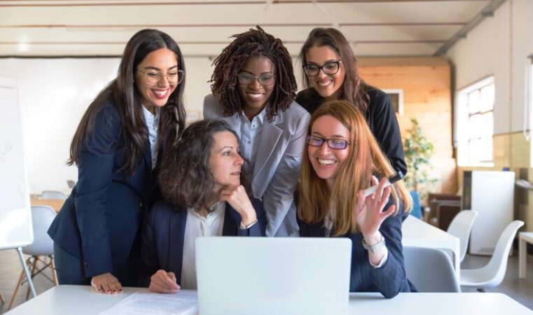 Mulheres concentram mais estresse financeiro e enfrentam barreiras no planejamento