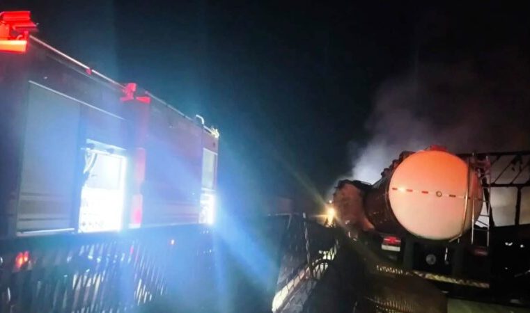 Acidente envolvendo carreta-tanque provoca incêndio na BR-381, em Bom Jesus do Amparo