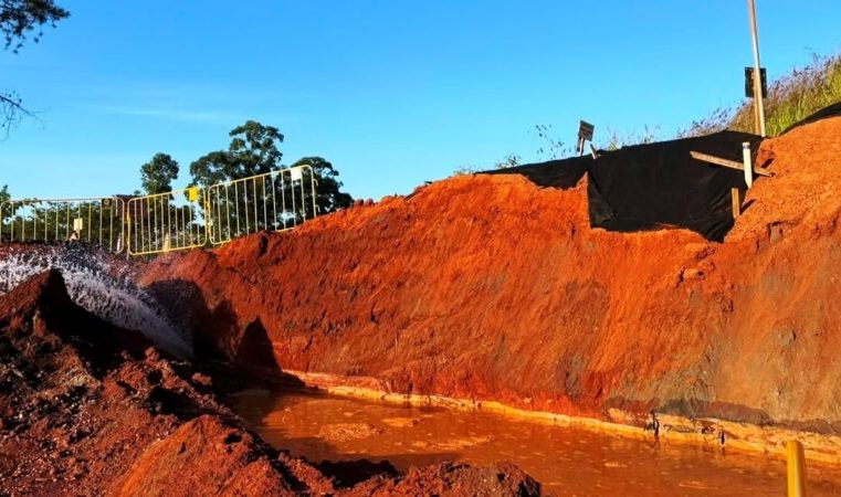 Saae atua para conter rompimento de rede adutora no Sistema Gatos
