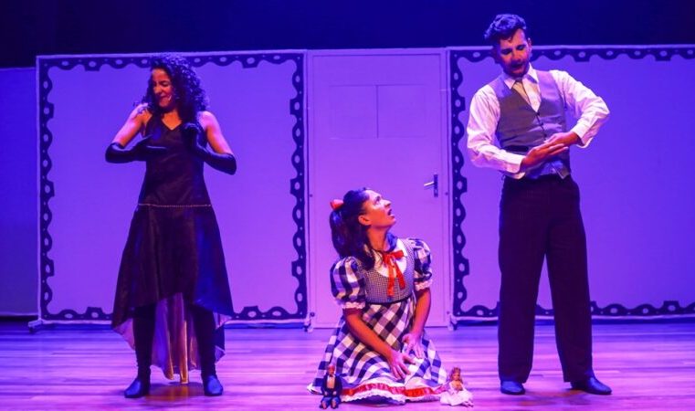 Monlevade recebe o espetáculo gratuito “A Menina que Entra em Livros”.