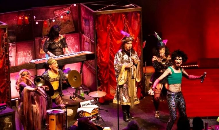 Espetáculo na Concha Acústica, com entrada gratuita: “Cabaré Coragem” do Grupo Galpão