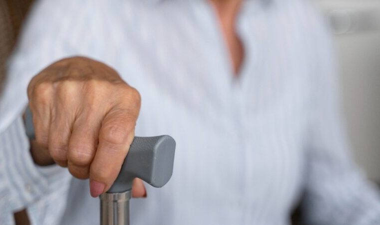 Pisos antiderrapantes e organização nos ambientes evitam quedas de idosos, defende especialista