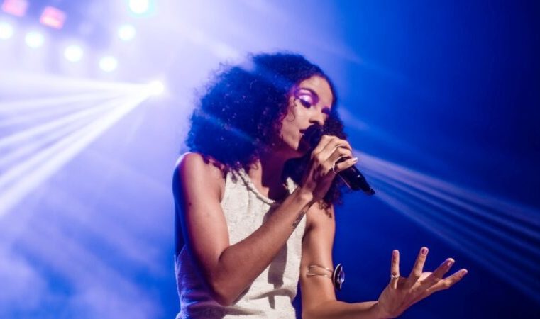 Paredão do Festival de Inverno com homenagem a Vander Lee, em show da sua filha: Laura Catarina
