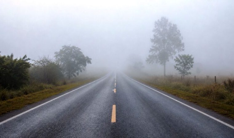Neblina, comum em regiões montanhosas, exige atenção redobrada dos motoristas
