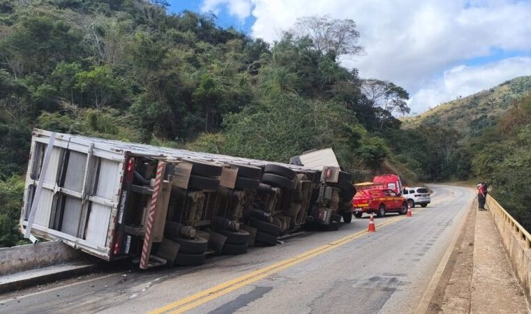 Acidente: Bombeiros de Itabira resgatam motorista de caminhão com carga de suínos