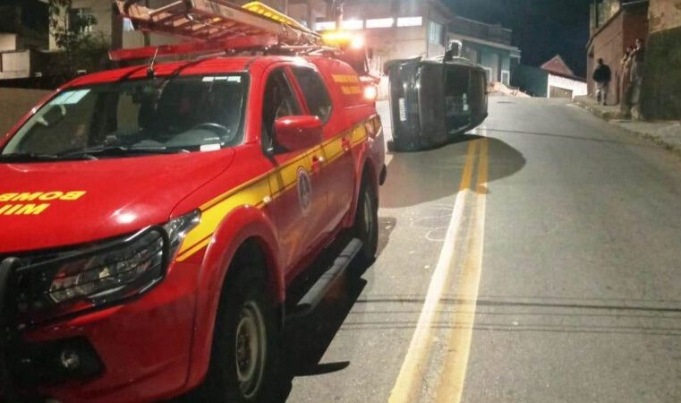 Corpo de Bombeiros socorre vítima após capotamento de carro