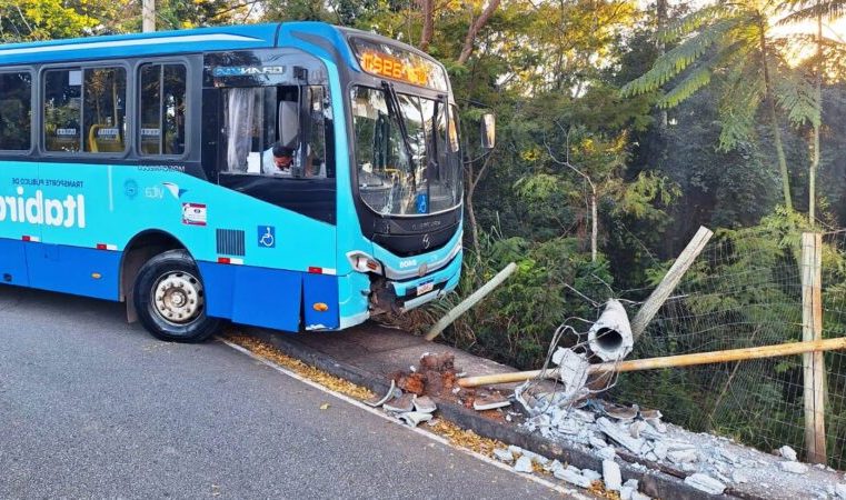 Nota esclarece incidente com ônibus, que atingiu poste durante manobra