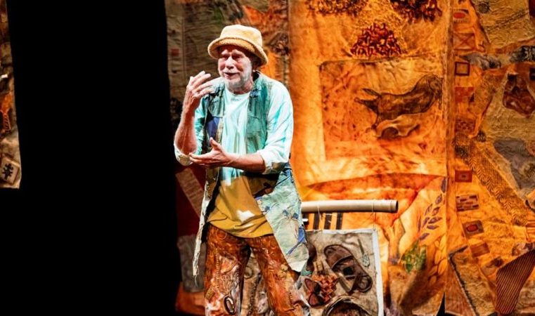 Ator Jonas Bloch apresenta espetáculo em Itabira, uma homenagem à Manoel de Barros