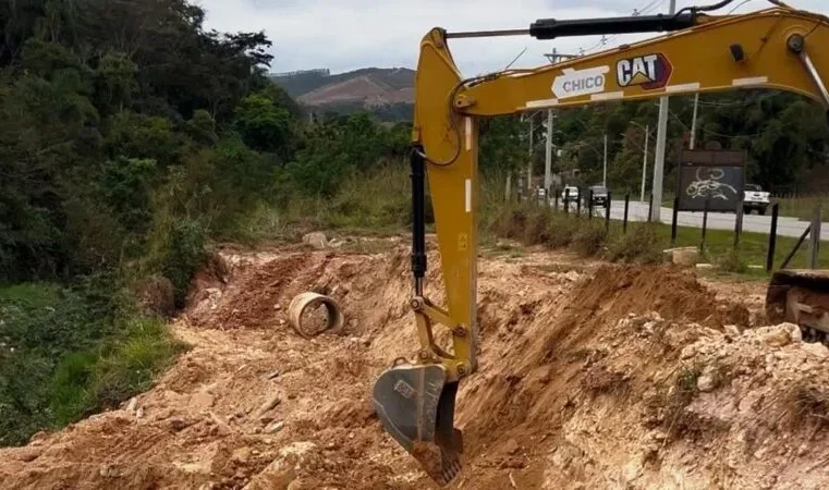 Obra do Saae reconstrói interceptor danificado pelas chuvas na rede de esgoto do bairro Praia
