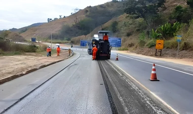 Frentes de trabalho ampliadas na BR-381 para conservação e recuperação da pista