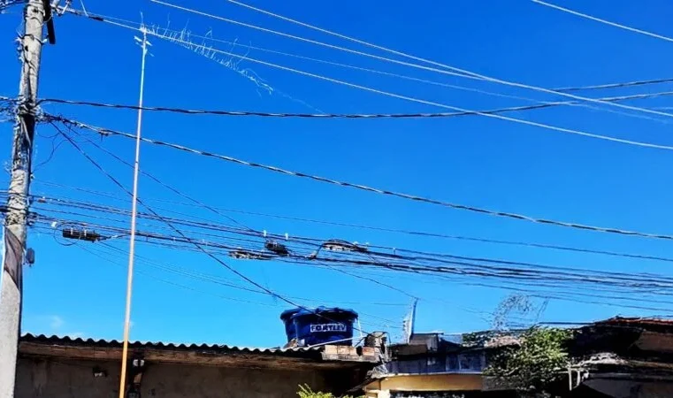 Clientes da Cemig ficam sem energia por pipas presas na rede elétrica: 66 ocorrências