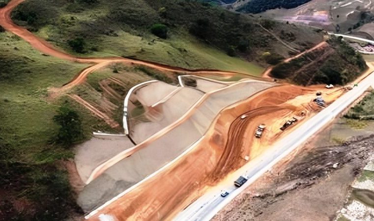 Obras de recuperação de taludes na BR-381, para duplicação da rodovia