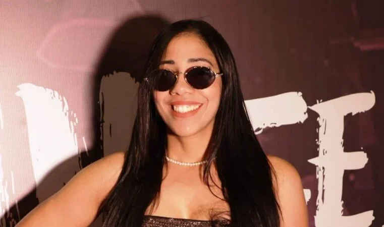 Cantora itabirana Lua Santos celebra um ano de retorno aos palcos: “canto de tudo”, afirma
