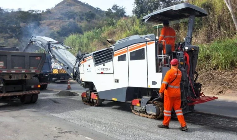 Obras de manutenção na BR-381 no pavimento, acostamentos, drenagem e canalização