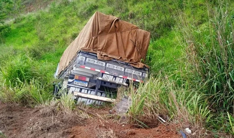Caminhão atinge carro, sai da pista e cai em ribanceira na MG-129