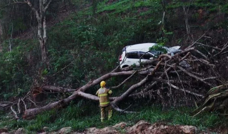 Carro capota em ribanceira na MGC-120 e deixa três pessoas feridas