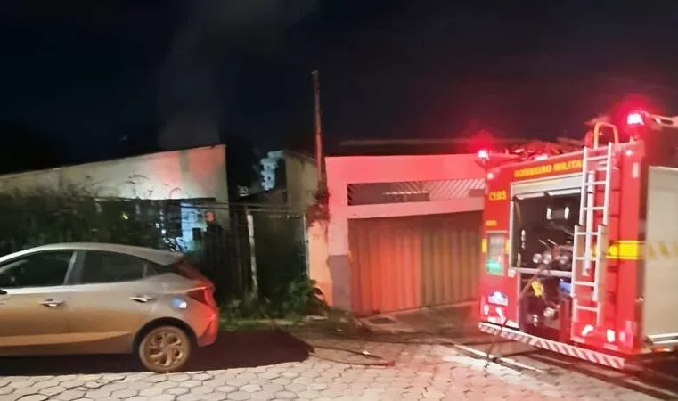 Itabira: Corpo de Bombeiros combate fogo em residência