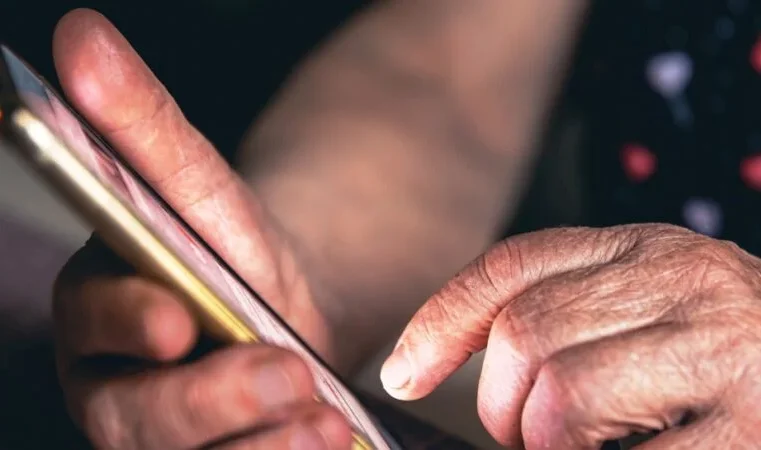 Crescem denúncias de violência patrimonial, acendendo alerta de golpes digitais em idosos