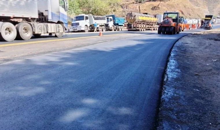 BR-381 com obras de intervenção em pavimentação, drenagem e segurança viária